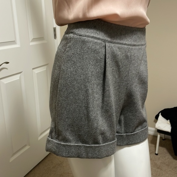 SALE ALICE & OLIVIA GRAY FLANNEL WOOL  SHORTS / EXPOSED ZIPPER NWOT NEVER WORN - Picture 2 of 6